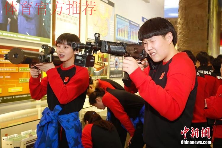 2001年龄段优秀球员集体参观“砥砺奋进的五年”大型成就展